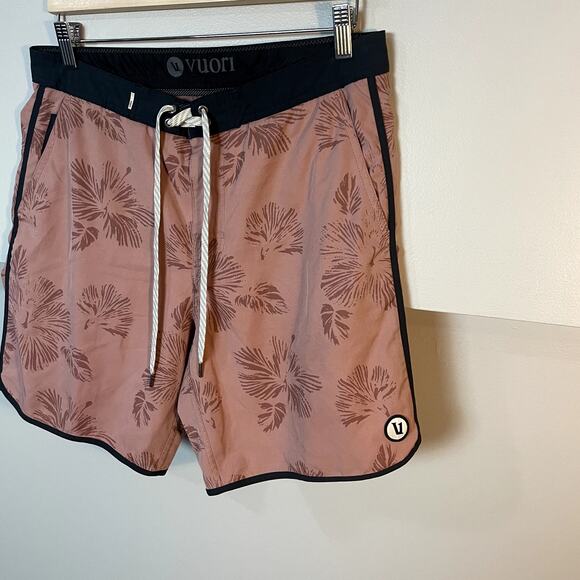 Vuori Cruise Men's Board Shorts Swim Trunks Men's Size 30 EUC - Picture 2 of 10